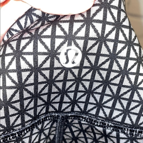 Lululemon Athletica Black and White Geometric Leggings Sz 6 - Picture 3 of 5